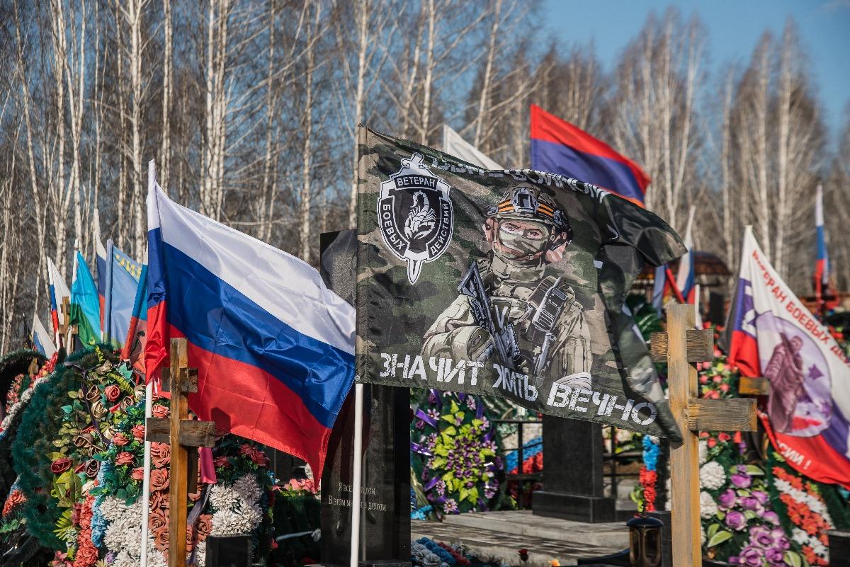 Фото Матери плачут у могил. Сотни новосибирцев собрались на Радоницу на кладбище погибших бойцов СВО 10